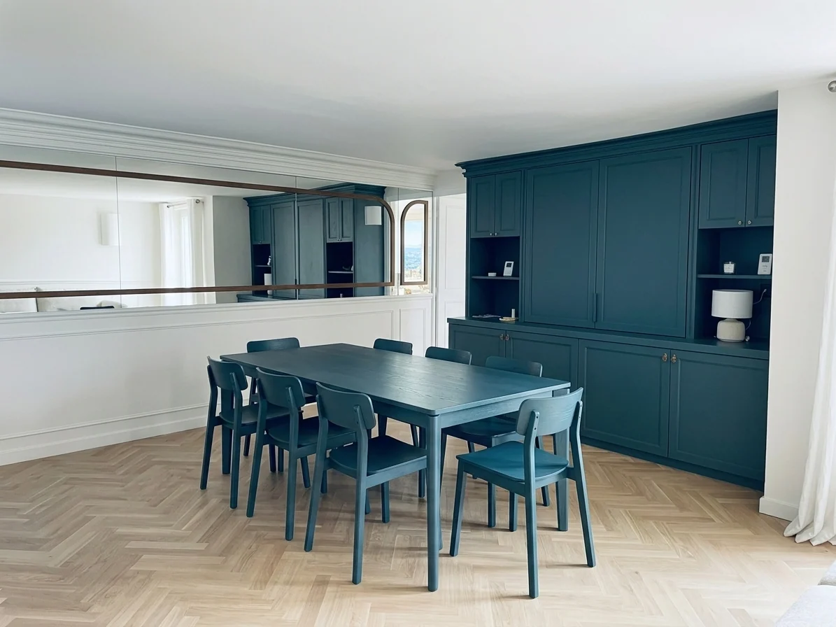 Table et rangements intégrés dans une salle à manger.
