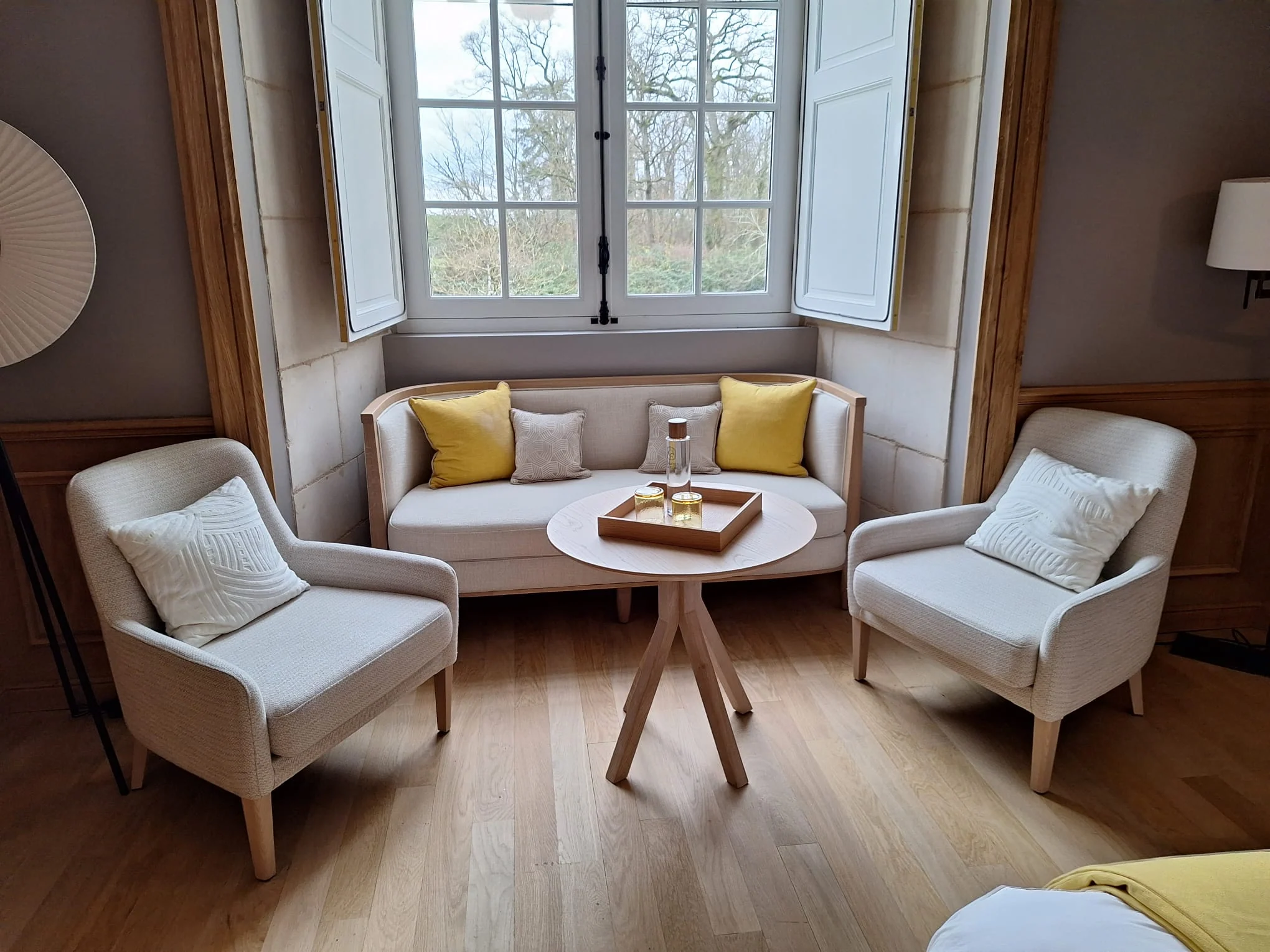 Mobilier et agencement d’un coin salon près des fenêtres.
