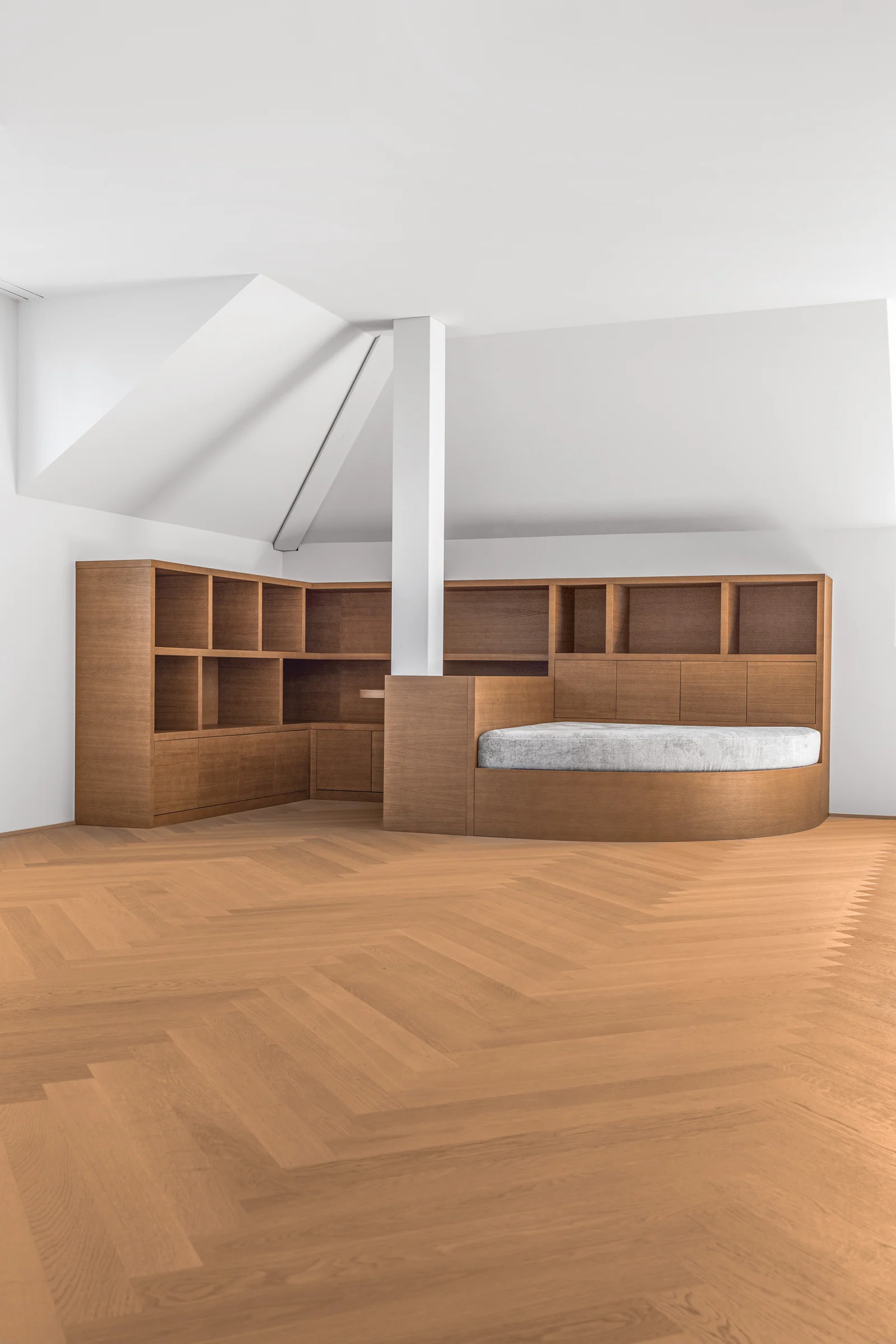 Vue de la banquette dans le volume sous toiture.