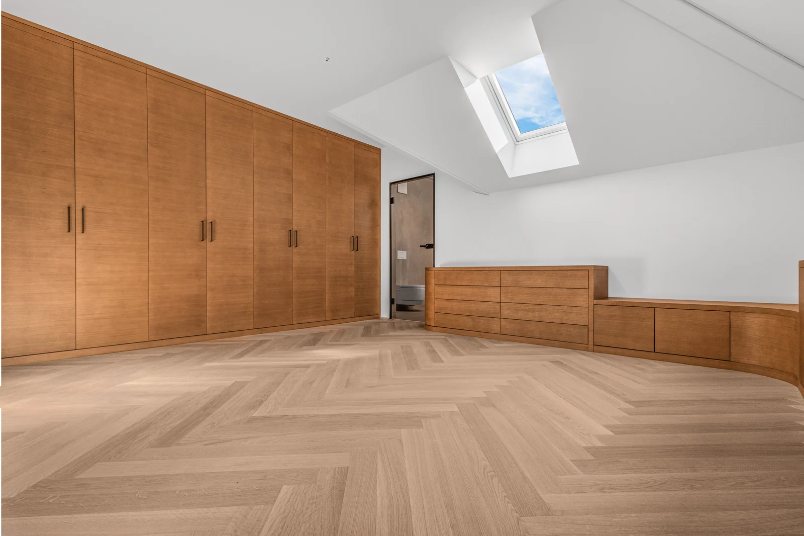 Dressing, commode et bureau composent l’agencement de la chambre.