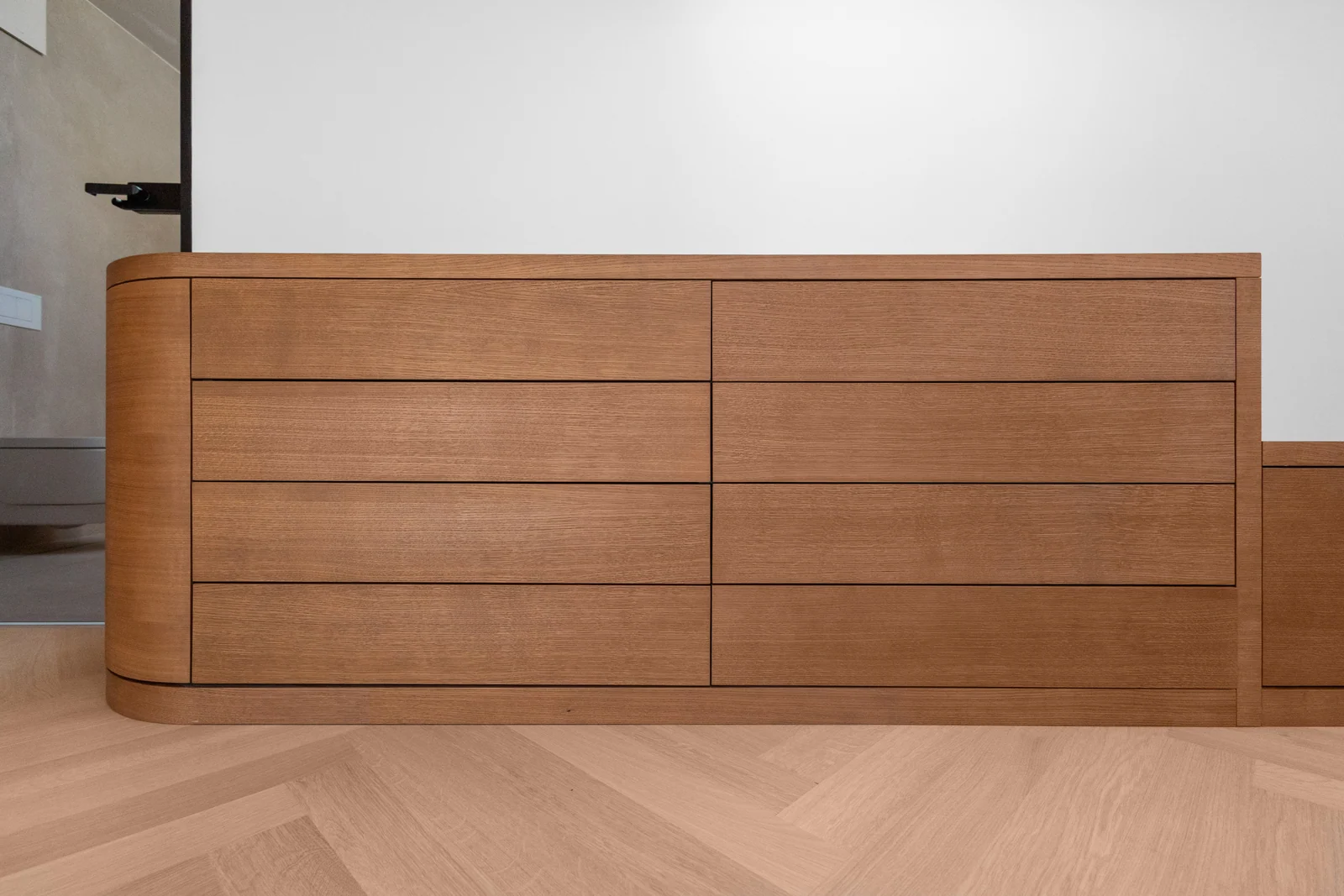 La commode reprend la même courbe à son extrémité.
