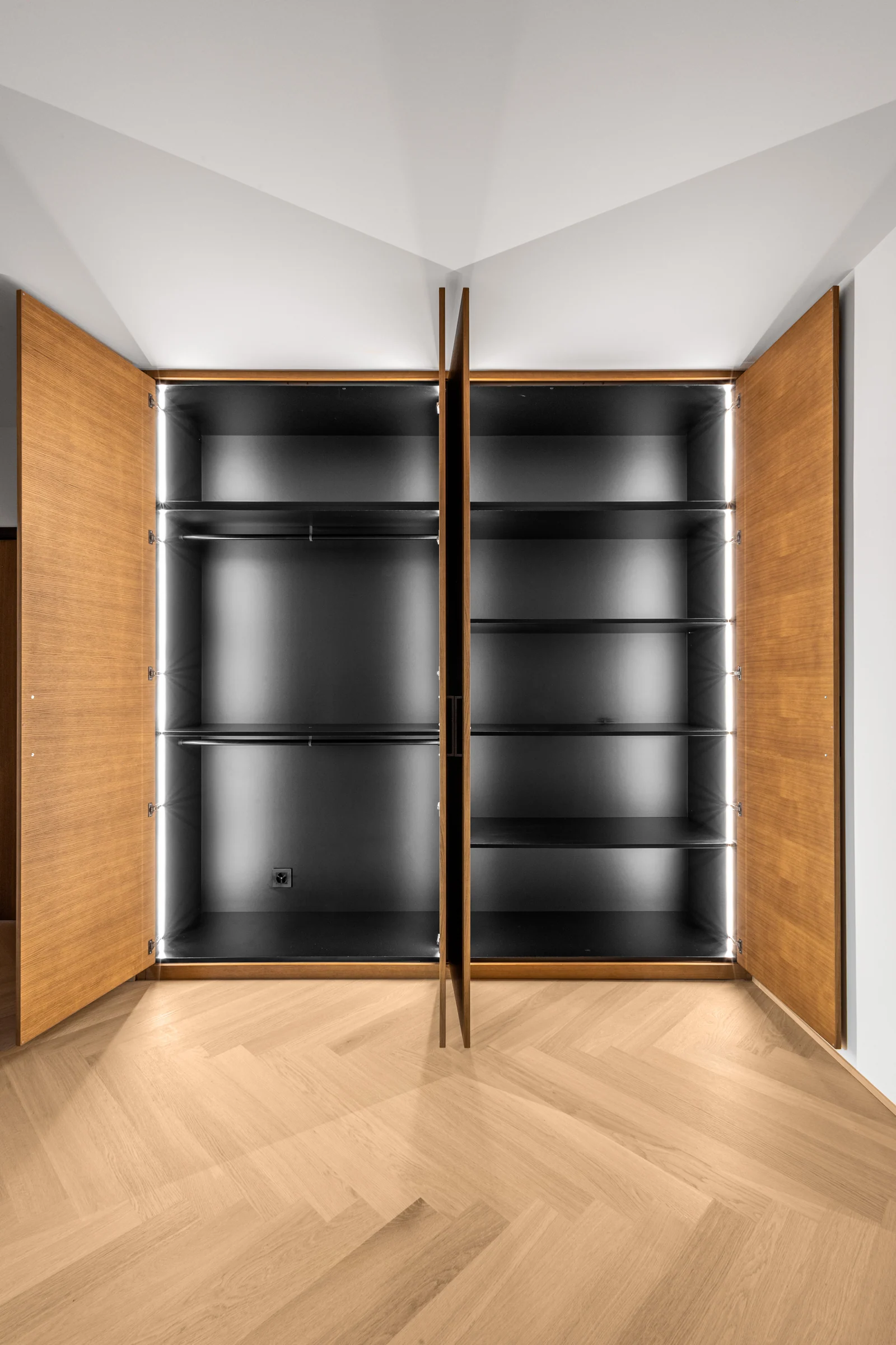 L’intérieur sombre d’un second dressing contraste avec les portes en bois.